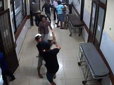 Đi cấp cứu vẫn tiếp tục đánh nhau