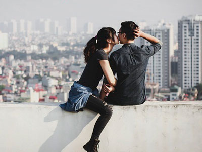 Chuyện tình hôn trộm cực dễ thương của cặp đôi "lãng mạn nhất Hà Nội"