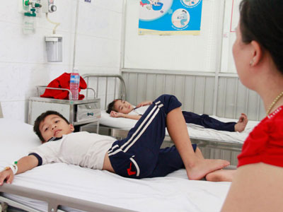 Đình chỉ bếp ăn trường học có 15 học sinh nhập viện