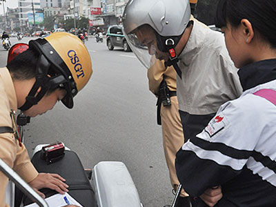 "Học sinh đầu trần đến trường, xử hiệu trưởng"