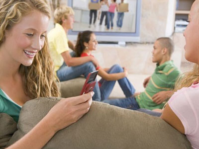 Vừa dùng điện thoại, vừa xem TV dễ bị đần độn
