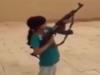 Dựng tóc gáy cảnh bé gái bắn súng AK-47 loạn xạ
