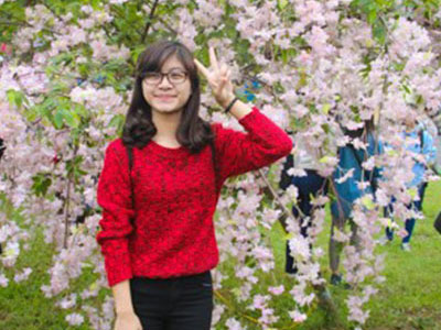 Giới trẻ Việt nô nức ngắm hoa anh đào giữa lòng Hà Nội