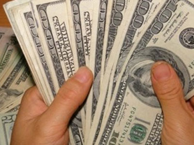 Hai người đàn ông mang 10.000 USD giả đến ngân hàng để đổi