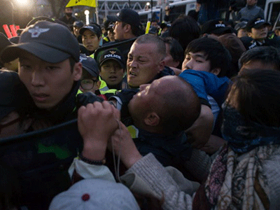 Người nhà nạn nhân phà Sewol đụng độ với cảnh sát