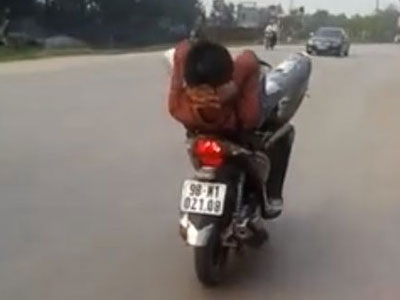 Thanh niên không MBH, nằm ngửa lái xe bằng chân trên QL1