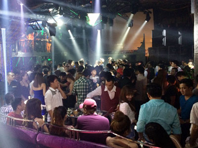Dân chơi Sài Gòn nháo nhào khi cảnh sát ập vào quán bar