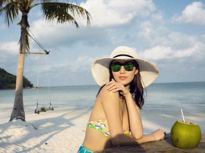 Khánh My khoe đường cong chữ S hút hồn với áo tắm