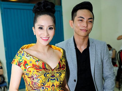 Phan Hiển ngượng ngùng chụp hình cùng Khánh Thi
