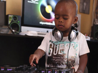 Cậu bé 2 tuổi chơi DJ thành hiện tượng ở Nam Phi
