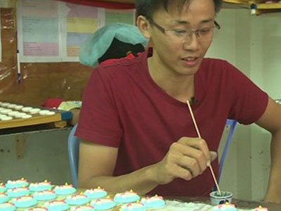 Chàng trai 23 tuổi bán kẹo que có doanh thu 5 tỷ/năm