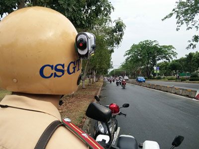 Camera trên mũ CSGT đối phó người vi phạm ở Sài Gòn