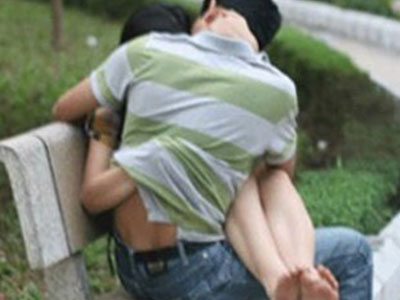 Giới trẻ thích “yêu” giữa chốn đông người?!