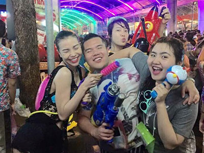 Giới trẻ Việt ùn ùn kéo sang Bangkok "quậy tưng" trong Tết té nước