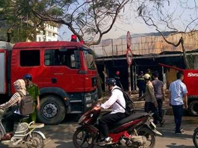 Lửa ngùn ngụt thiêu trụi cả dãy nhà hàng, quán bar Hải Phòng