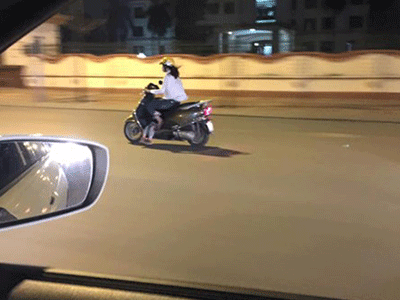 Sốc với hình ảnh mẹ vắt con dưới chân ga phi nhanh trên phố