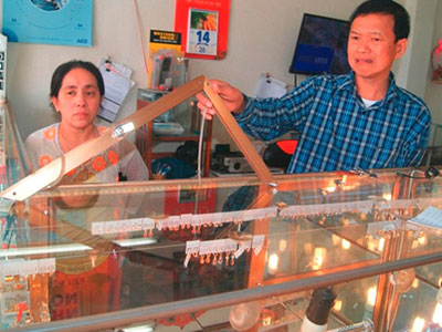 Tên trộm vừa lấy vàng cho vào túi, vừa nghe điện thoại