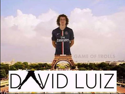 ẢNH CHẾ: Háng của David Luiz rộng như chân tháp Eiffel. Khi cần xỏ háng, hãy gọi Suarez