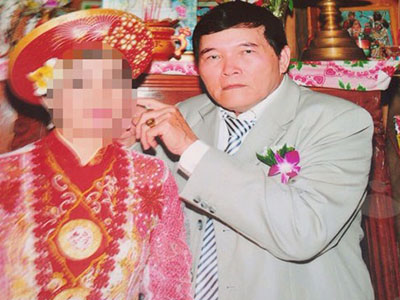 Cụ ông giả công an để... lừa tình gái trẻ