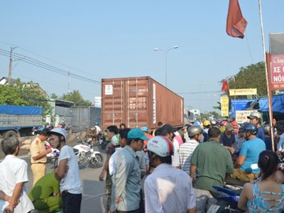 Mẹ khóc ngất khi thấy con chết thảm dưới bánh container