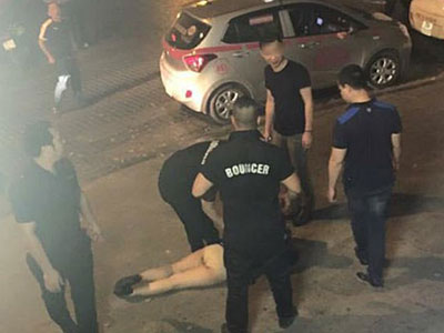 Quậy ở bar, gái xinh Hà Nội bị 4 nhân viên ném ra ngoài?