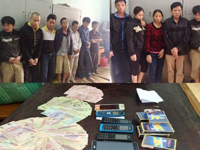 Bắt 10 con bạc đang sát phạt lúc nửa đêm