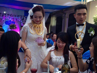Đám cưới siêu khủng Hà Tĩnh: Cô dâu, chú rể nặng cổ vì vàng