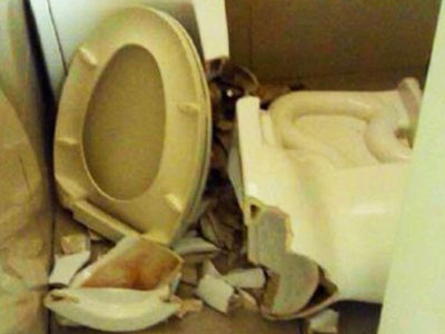 Đang ngồi, toilet bất ngờ sập khiến hành khách bị thương nặng