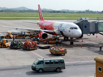 Khách mở tung cửa thoát hiểm của máy bay Vietjet