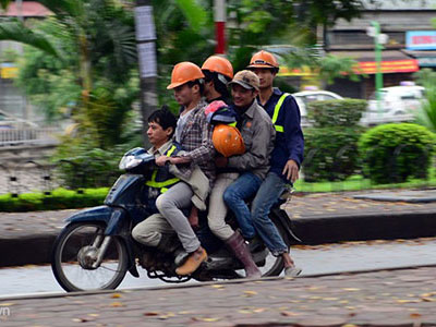 Những pha "làm xiếc" với xe máy trên đường phố