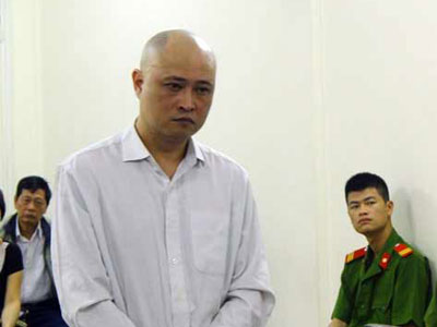 Đòi bồi thường 53 tỷ vì bị... ném gạch trúng đầu