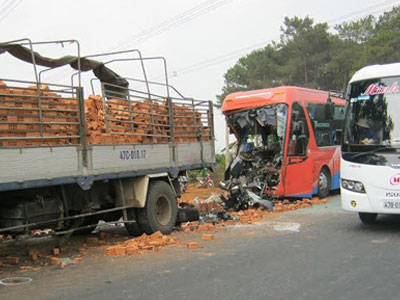 Hiện trường vụ tai nạn kinh hoàng, 2 người chết, 16 người bị thương