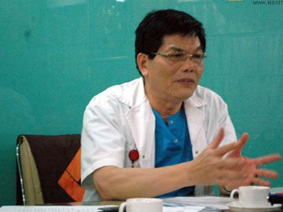 PGĐ BV Hồng Ngọc mang phong bì đến nhà bệnh nhi tử vong