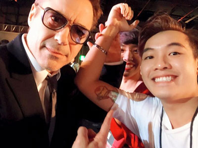 Phở Đặc Biệt khoe ảnh chụp cùng sao "The Avengers"