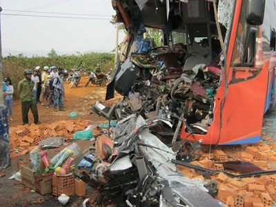 Vụ xe khách tông xe tải: "Người bị thương nằm la liệt, kêu cứu thảm thiết"