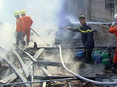 Ba căn nhà cháy rụi trong biển lửa, một bé gái chết thảm