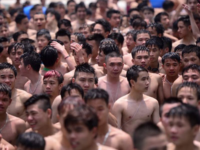 Cảnh người đông chưa từng có ở công viên nước