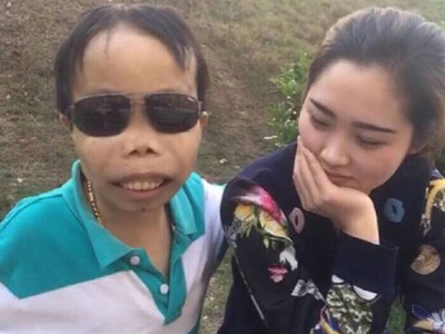 Đại gia siêu xấu khoe "ảnh nóng" với gái xinh gây bão trên mạng