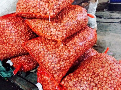 Dưa thối ngoài ruộng, hành ế trên đồng: Cũng tại dân?