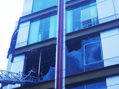 Kính tòa nhà 5 tầng nổ lớn trong vụ cháy