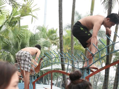 Trèo rào sắt vào công viên nước hồ Tây: "May không có ai bị thương"