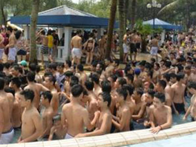 Clip: Hàng trăm thanh niên trêu ghẹo các cô gái dưới sông lười