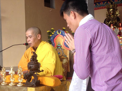Công Vinh quy y cửa Phật