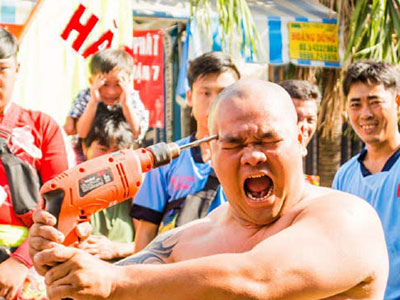 Giật mình màn biểu diễn dùng máy khoan tự khoan vào đầu ở Việt Nam