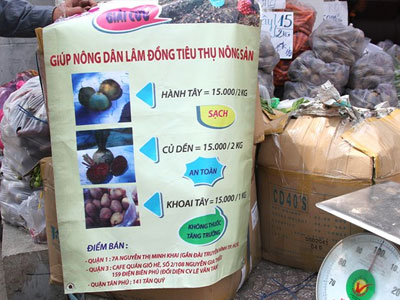 Nông sản giá rẻ chất đầy đường chờ "giải cứu" ở Sài Gòn