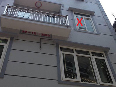 Nữ giám đốc gục chết cạnh con dao dính máu
