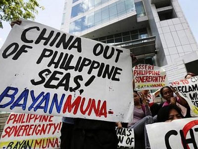 Tàu Trung Quốc bắn vòi rồng xua đuổi ngư dân Philippines