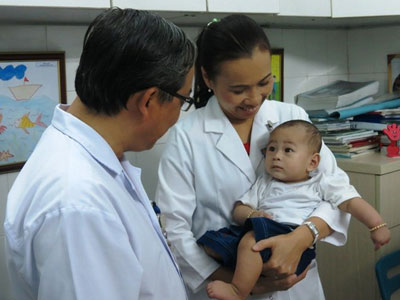 Bé "văng khỏi bụng mẹ" đáng yêu ở phòng tái khám