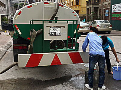 “Chết khát” giữa lòng Thủ đô vì thiếu nước sạch ngày nắng nóng gần 40 độ