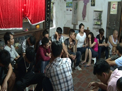 Công an ập vào, con bạc ùa chạy như ong vỡ tổ